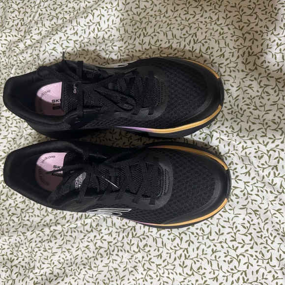 Skechers Women's max cushion only used 1 time - Picture 3 of 7